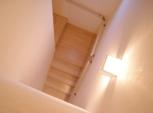 階段（2Fより）